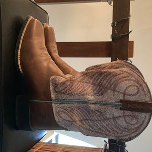 Women’s Ariat cowgirl boots size 10